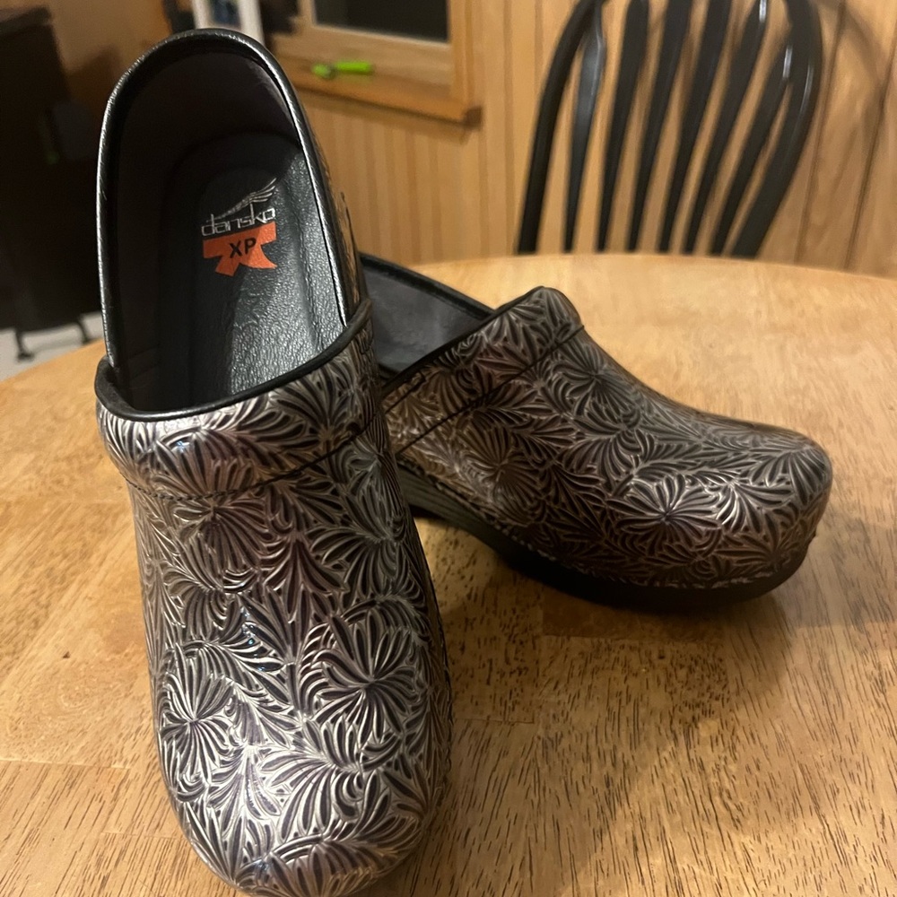 We women’s Dansko nursing shoes size 39 (US size 10), black/silver